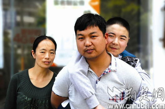 孙万龙背着罗红的孩子回家,一家人其乐融融。