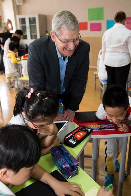 库克在多媒体教室观摩iPad教学课