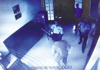 ▲民警正在抢夺男子手中的刀（视频截图）