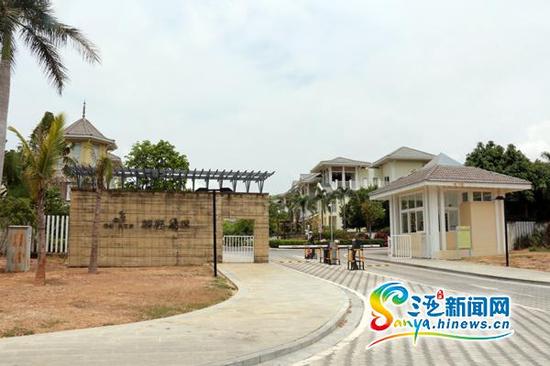 网友爆料称,三亚市天涯区鲁能游艇二区有别墅擅自加盖车库、改扩建地下室等违法建设行为。图为鲁能游艇二区小区。(南海网、三亚新闻网记者 邓松 摄)