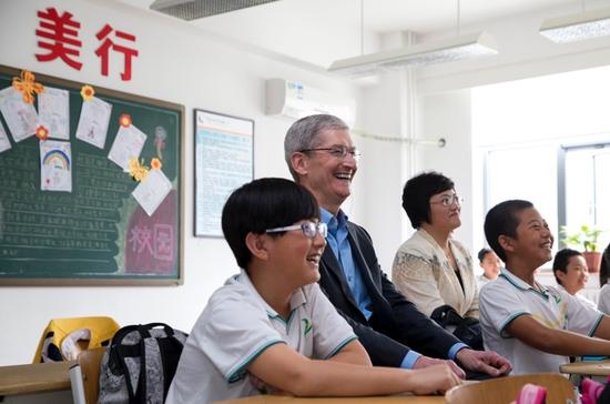 库克在多媒体教室观摩iPad教学课