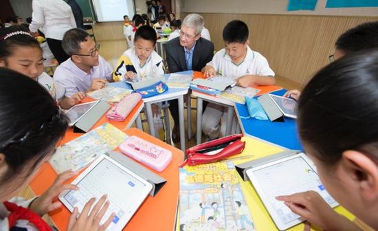 库克在多媒体教室观摩iPad教学课