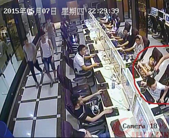 17岁男孩网吧内持抢挟持他人 警方追赶抓获4嫌犯