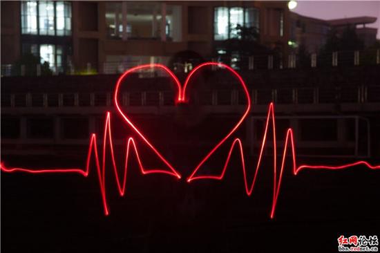 5月11日晚，在湘雅医学院的体育场上，护理学院学子光绘跳动的心脏。帮助患者康复，让他们的生命继续跃动。