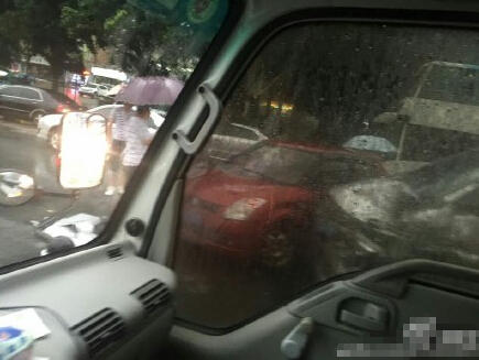 一辆大货车在暴雨中撞了12辆车