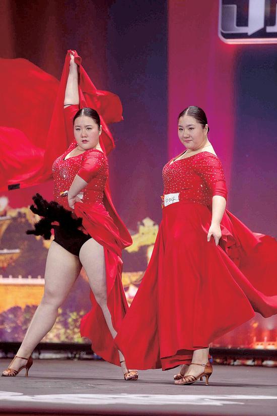 郑州双胞胎姐妹嗨翻出彩中国人 范冰冰:拍武媚娘叫上她们