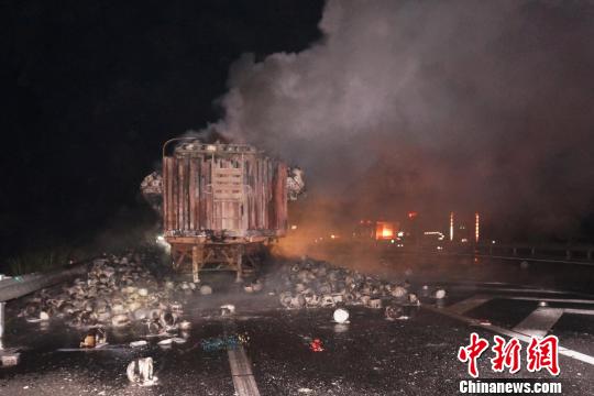 图为起火货车。 仇斌 摄