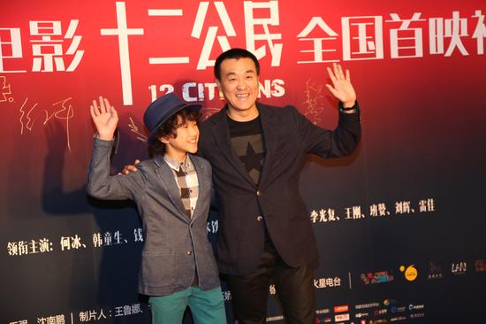 何冰“父子上阵”走红毯