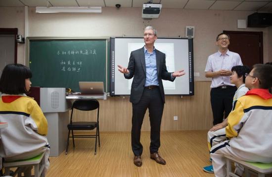 库克在多媒体教室观摩iPad教学课