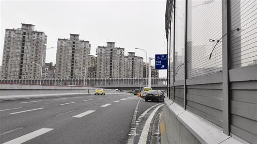 指示牌被遮挡 雄楚高架匝道入口遭险情