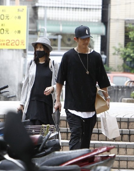 贾静雯与小9岁男友穿情侣装出街 一路说笑|贾静