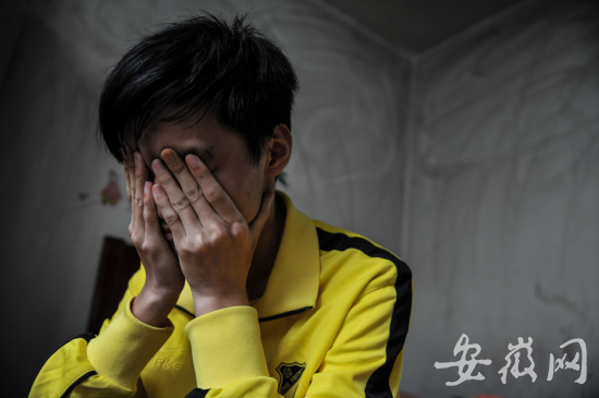 少年掩面哭泣