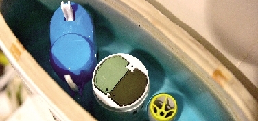 放了洁厕块的马桶水箱