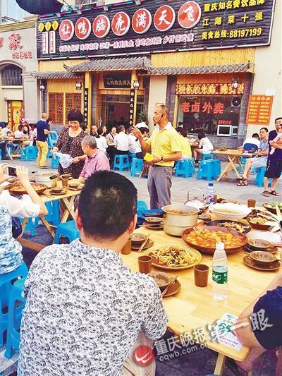 9日18时许,钟先生在一家餐馆前宣传环保理念。