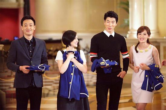 张亮与队友分配队服