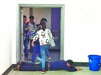學(xué)生正從張教授身上跨過去。圖片由網(wǎng)友“爵上東方”及學(xué)生小俊提供