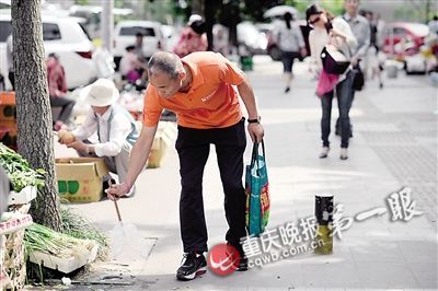 昨日上午，钟先生在街头捡垃圾。