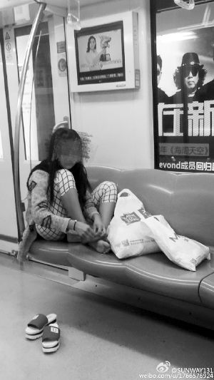 两女子坐地铁躺座位上抠脚