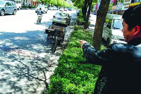 事發路面還留有斑駁血跡 /晨報記者 肖允