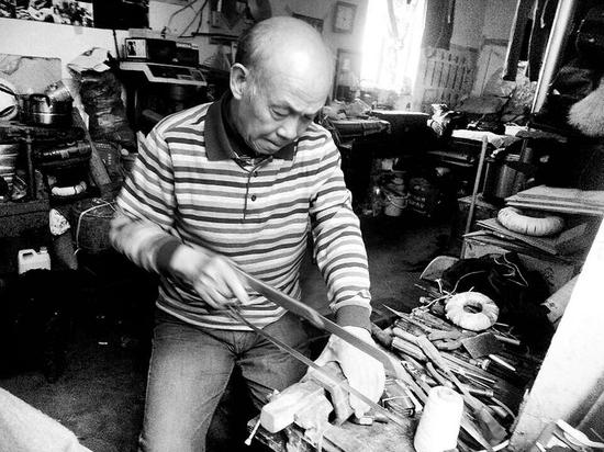 六十六岁老琴匠蜗居民房 巧手加工天籁之音