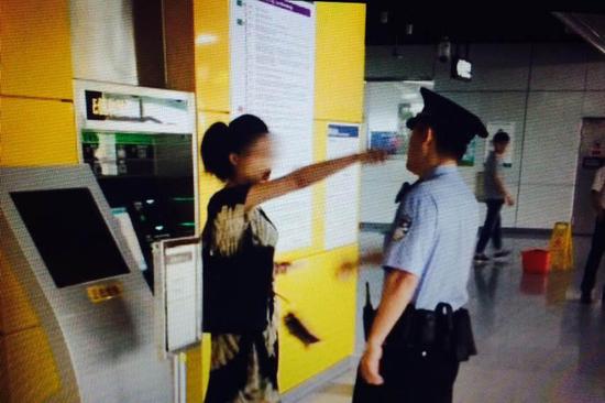 深圳母女地铁拒安检 攻击6民警叫骂18小时
