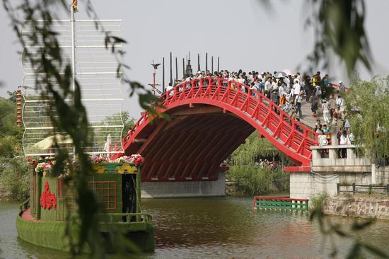 清明上河園白天游客接待量破百萬