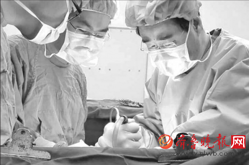 山东首例在体劈离式肝移植手术成功 两人共用