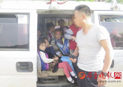 济南一幼儿园黑校车，核载7人挤了24个。
