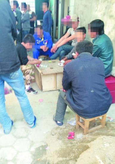 解放广场劳务市场旁有人设赌摊_新浪大连_新