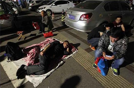 凌晨零點01分，公積金辦事大廳門口變成“火車站廣場”