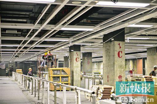 ■工人们正在广佛地铁沙涌站加紧施工。 新快报记者 毕志毅/摄