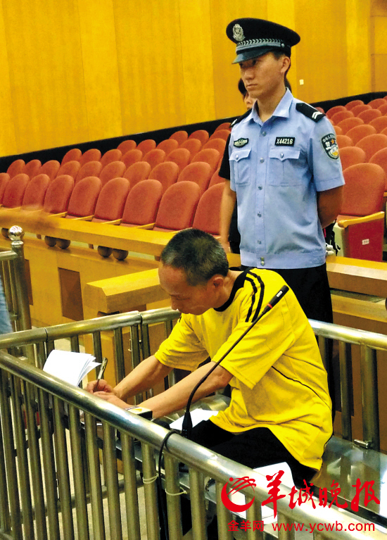 原东莞市洪梅镇党委委员、副镇长莫某东出庭受审