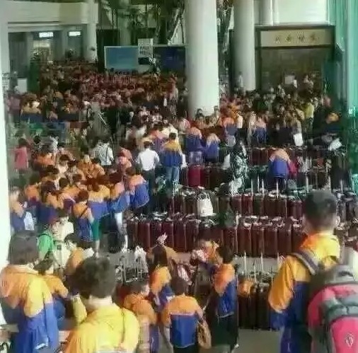 该公司组织的巨无霸旅游团挤爆泰国机场