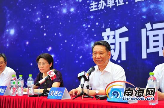 中国探月工程总设计师吴伟仁参加新闻通气会，回应新闻媒体。(南海网记者 秦彦摄)
