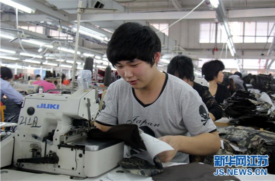 连云港服装加工业发展迅速 男缝纫工受青睐