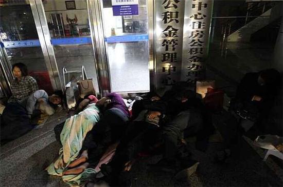 為圓住房夢(mèng)，一對(duì)扶溝夫妻一起排隊(duì)兩夜