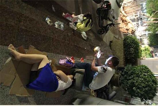 “為啥一定要整晚露宿街頭?”“第二天早上六點半發號再來不行么?”