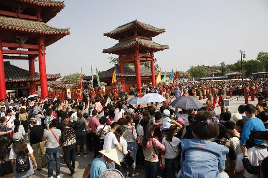 清明上河園白天游客接待量破百萬