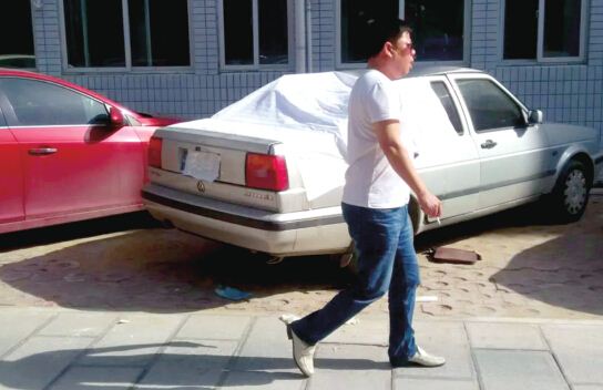 行人從男子墜亡的車前經過