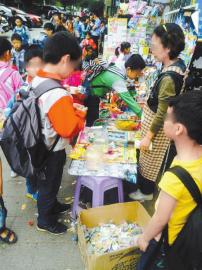 小学生放学后直接冲入小卖部购买“娃娃彩票”的热情十分高。