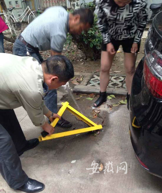 合肥蜀山新村居民为防车位被占 摆起地锁阵