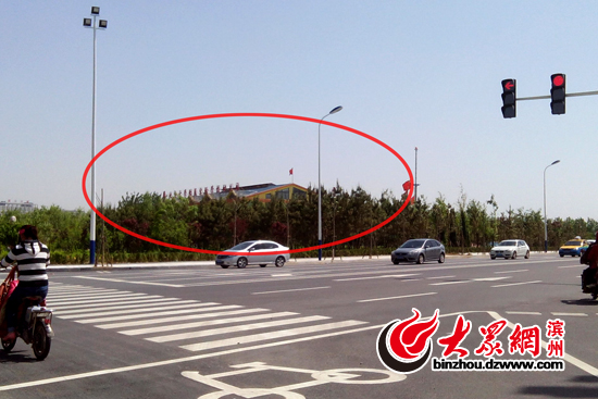 此前媒體報道中提到的“隱藏”在新立河公共綠地內的豪華幼兒園（紅圈標注）