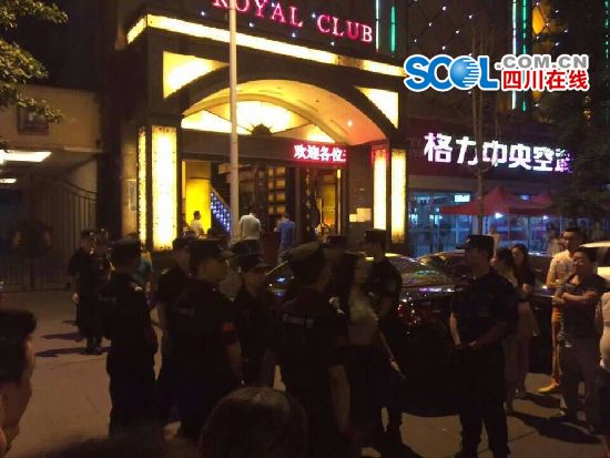 警方带走涉案人员