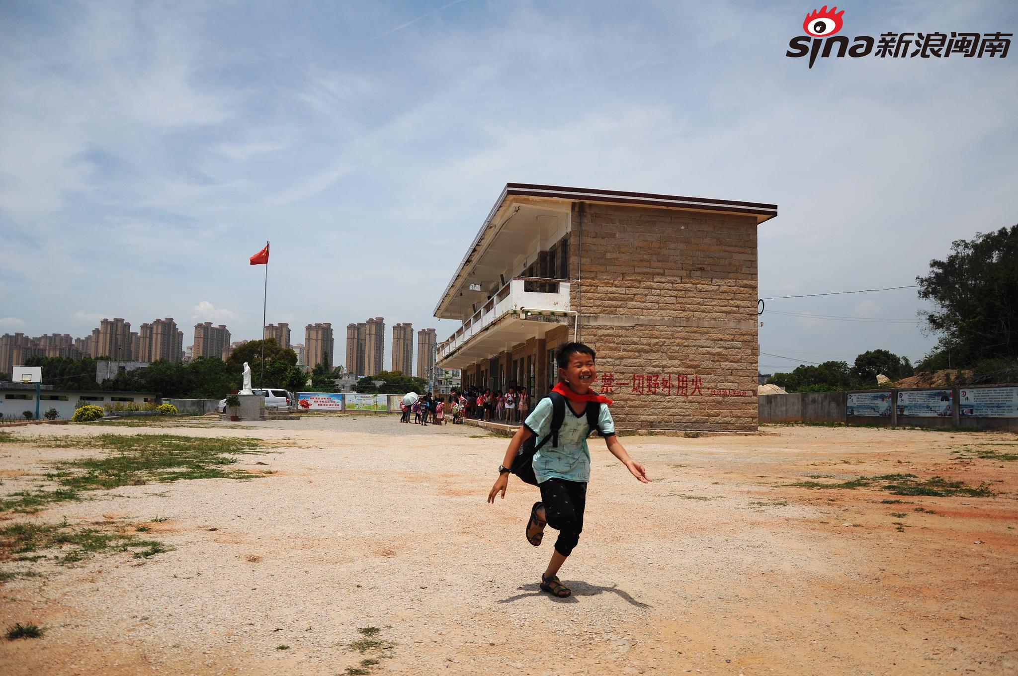 新浪厦门爱心图书馆继续探访学校之旅,本站:漳州市漳浦县杜浔镇林前小学。(图/林东伟)