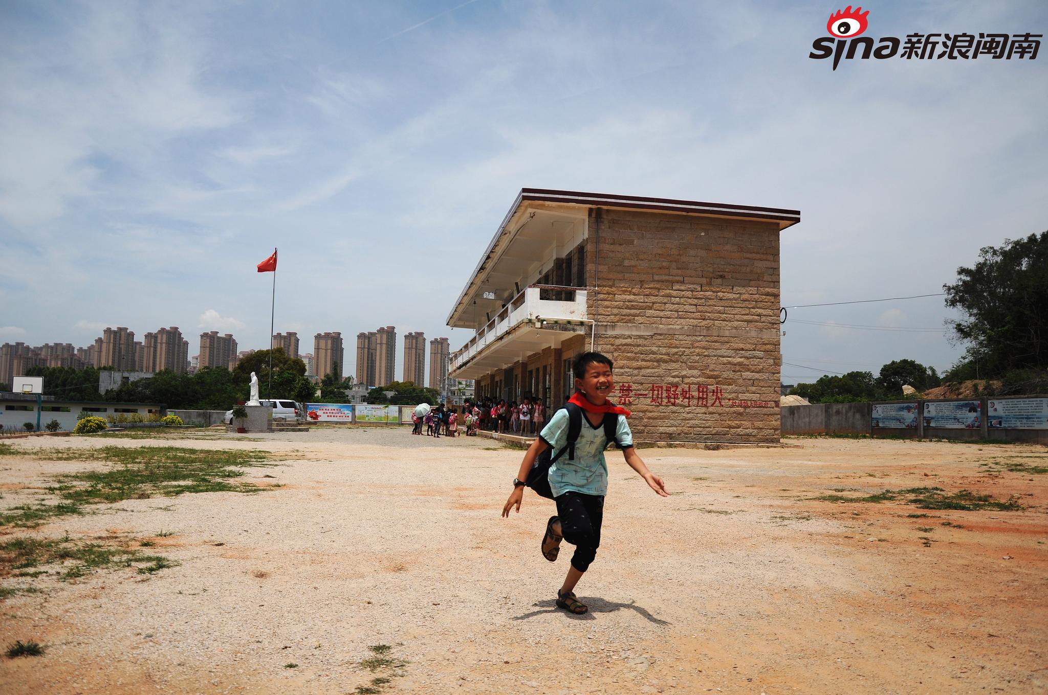 新浪厦门爱心图书馆继续探访学校之旅，本站：漳州市漳浦县杜浔镇林前小学。（图/林东伟）