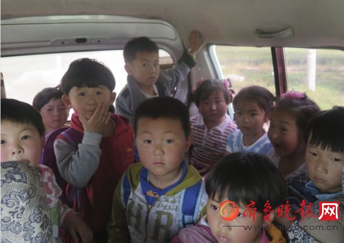 济南一幼儿园黑校车，核载7人挤了24个。