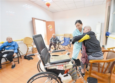照料生活不能自理的老人是辛苦活
