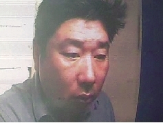 取錢男子，民警喊你快來還錢。視頻截圖