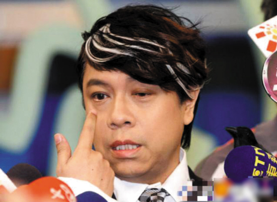 2013年，患上“面瘫”的蔡康永戴着面具坚持上《康熙》