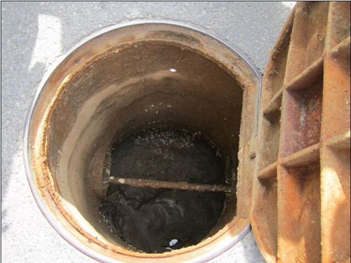 地下雨水管内铺设小管道 工地偷排污致雨水管堵塞
